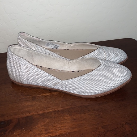 TOMS BRAND NEW SIZE 7.5 SLIP ON FLATS - Picture 3 of 9